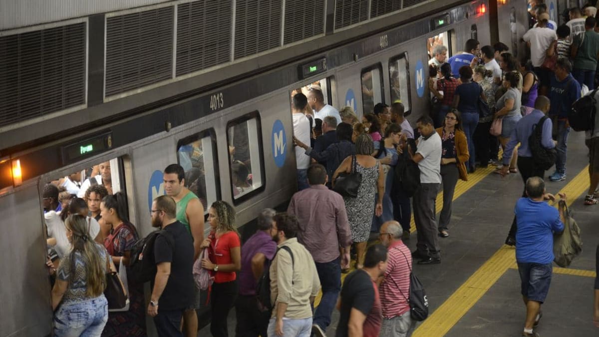 MetrôRio realiza ação de conscientização contra violência à mulher na estação Central do Brasil