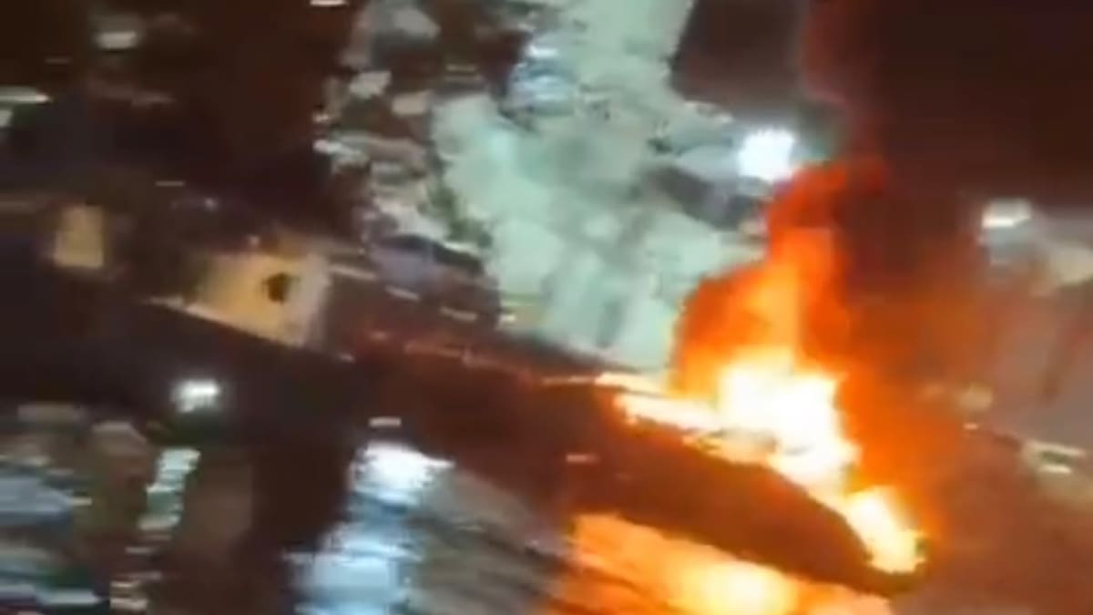 Incêndio em lancha mobiliza resgate e combate a fogo em marina de Vitória