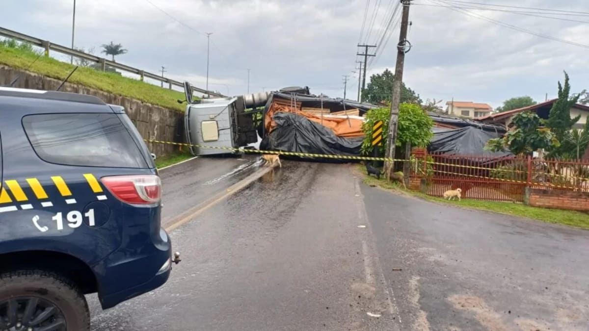 Caminhão tomba na BR-101 e atinge casa em Sombrio