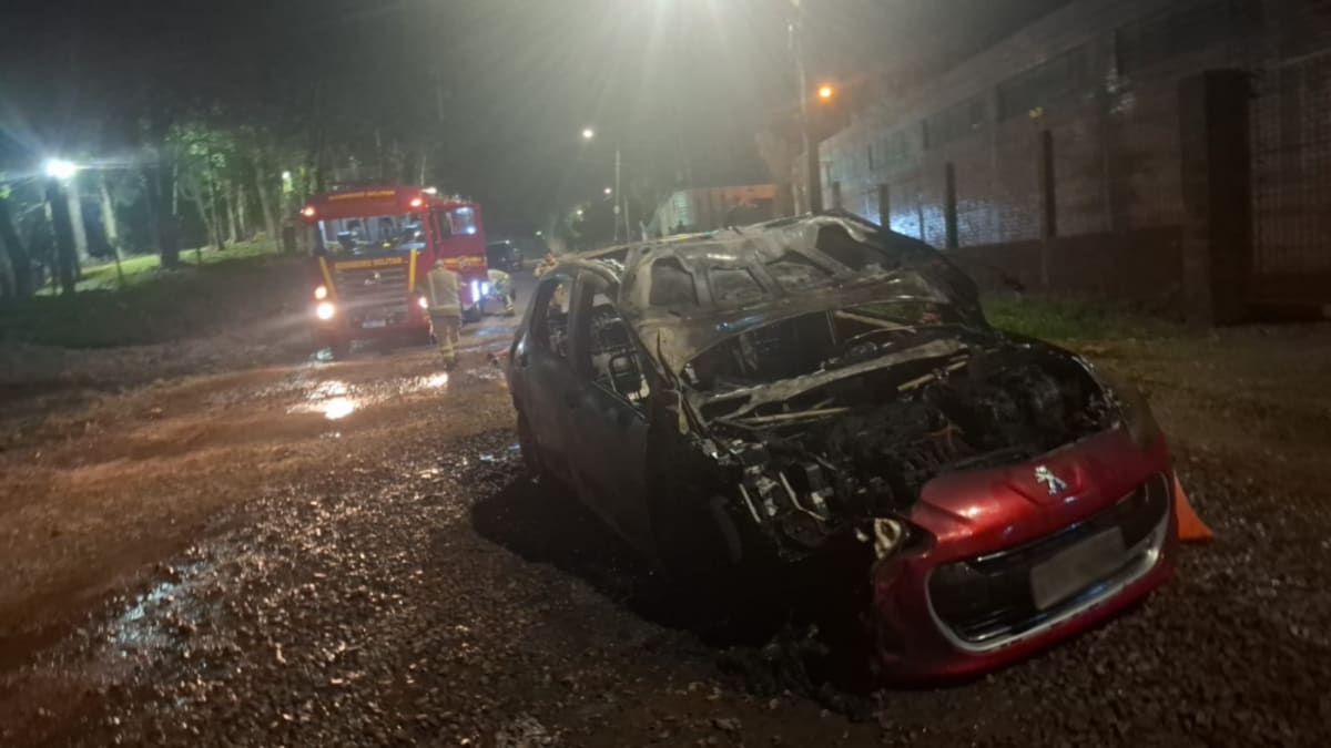 Dois homens armados roubam carro e ateiam fogo ao veículo em área urbana