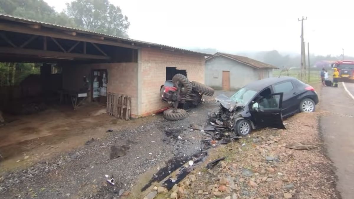 Colisão entre carro e trator deixa sete feridos na SC-281 em Ituporanga