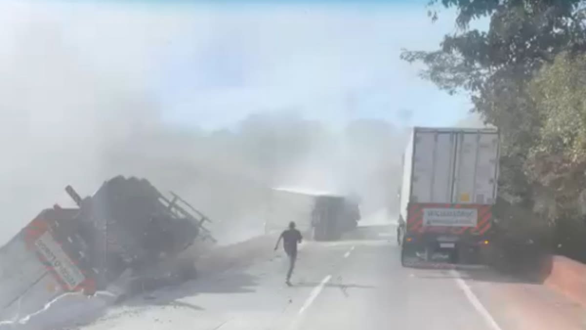 Carreta tomba e interdita parcialmente BR-381 em Brumadinho, causando lentidão no sentido Belo Horizonte