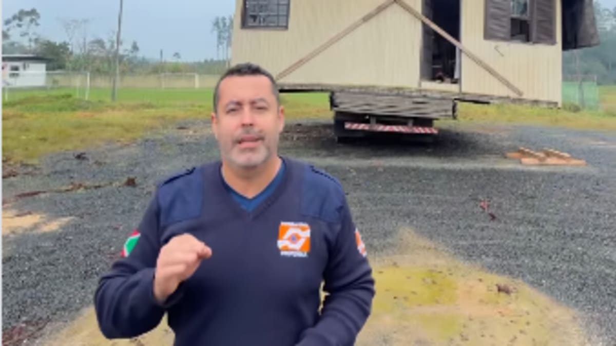 Defesa Civil atua para remover casa abandonada sobre caminhão em Criciúma