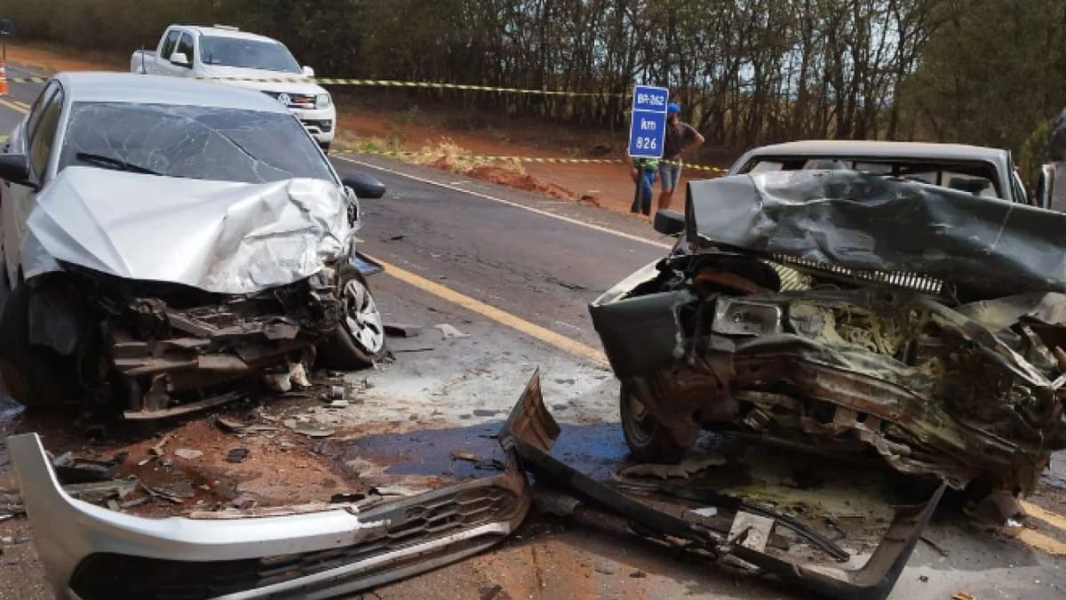Idoso morre em colisão frontal entre dois carros na BR-262 em Uberaba