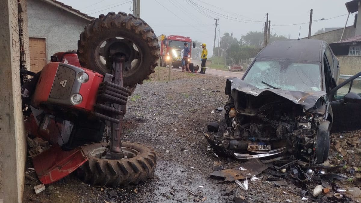Sete pessoas ficam feridas em acidente envolvendo carro e trator em Ituporanga