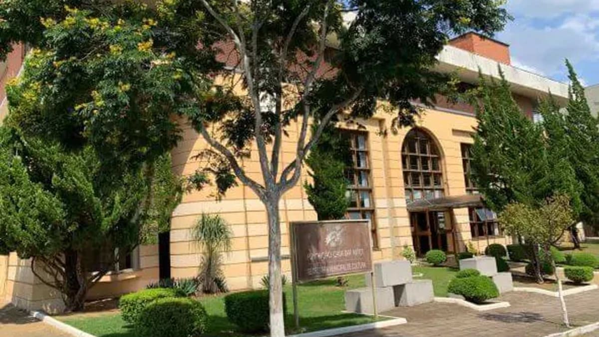 Exposição na Fundação Casa das Artes reúne obras de artistas da Serra Gaúcha com destaque para peças resgatadas da enchente de 2024