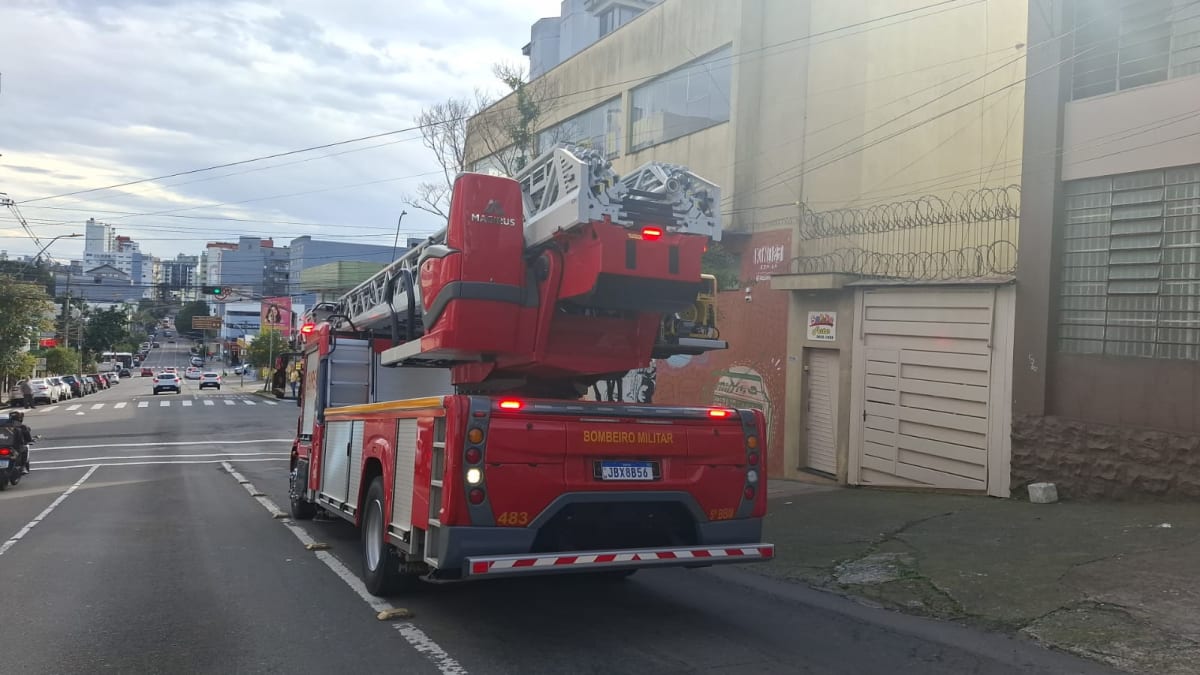 Trabalhador fica preso em andaime após falha no motor em Caxias do Sul