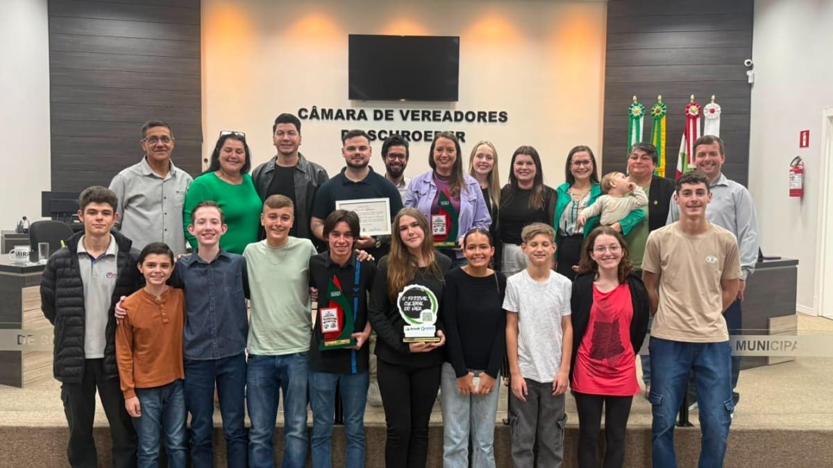 Câmara de Schroeder homenageia cultura e educação com Moções de Aplausos