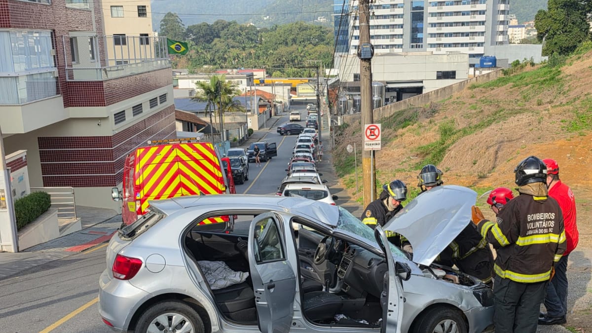 Mulher sofre mal súbito e capota carro em Jaraguá do Sul