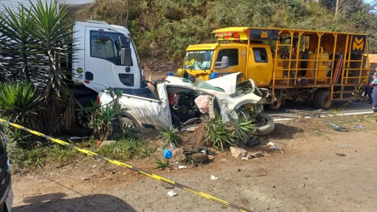 Acidente entre dois carros e dois caminhões deixa duas pessoas feridas na BR-040 em Carandaí