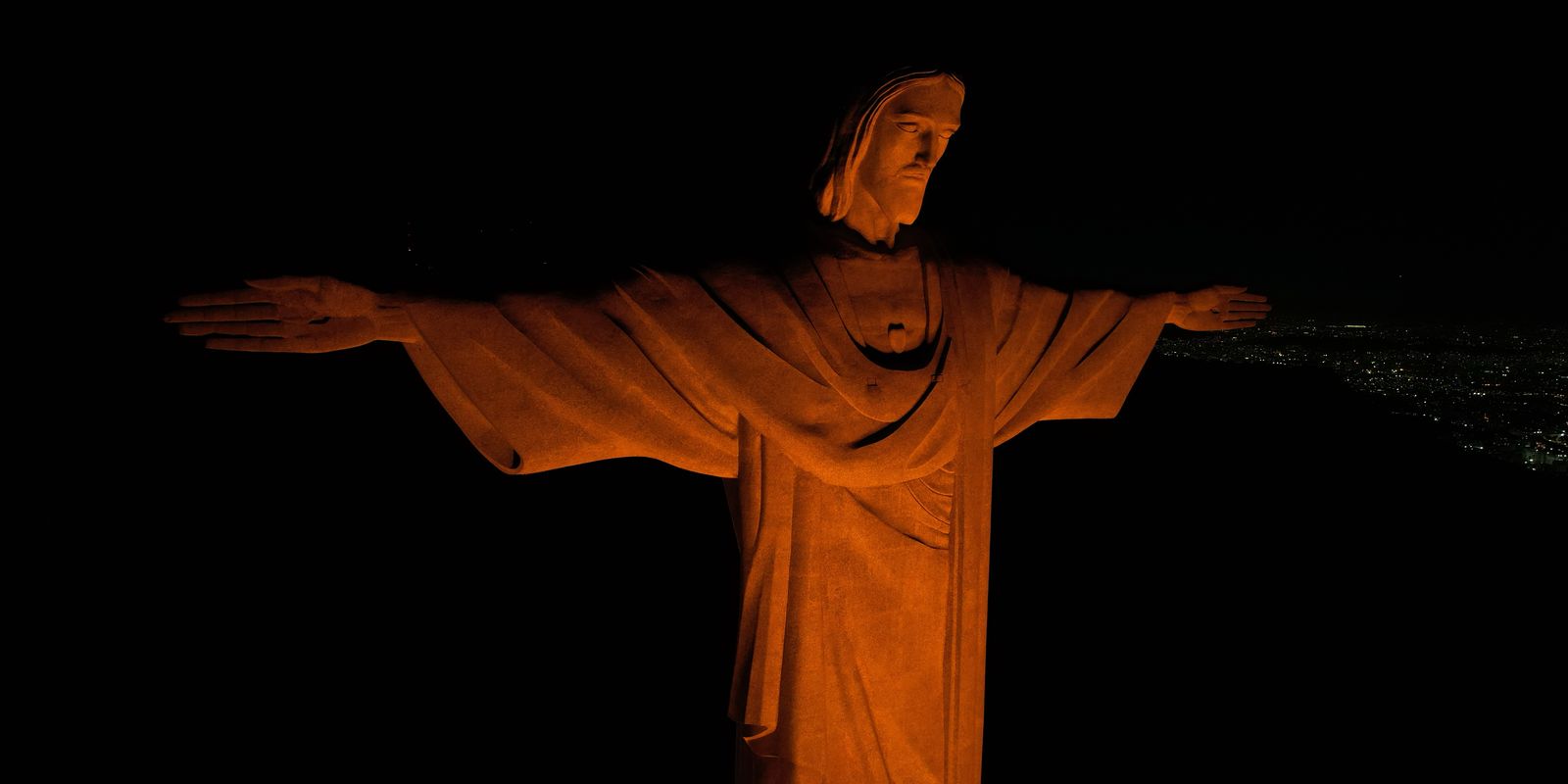 Cristo Redentor iluminado em alerta contra violência às mulheres