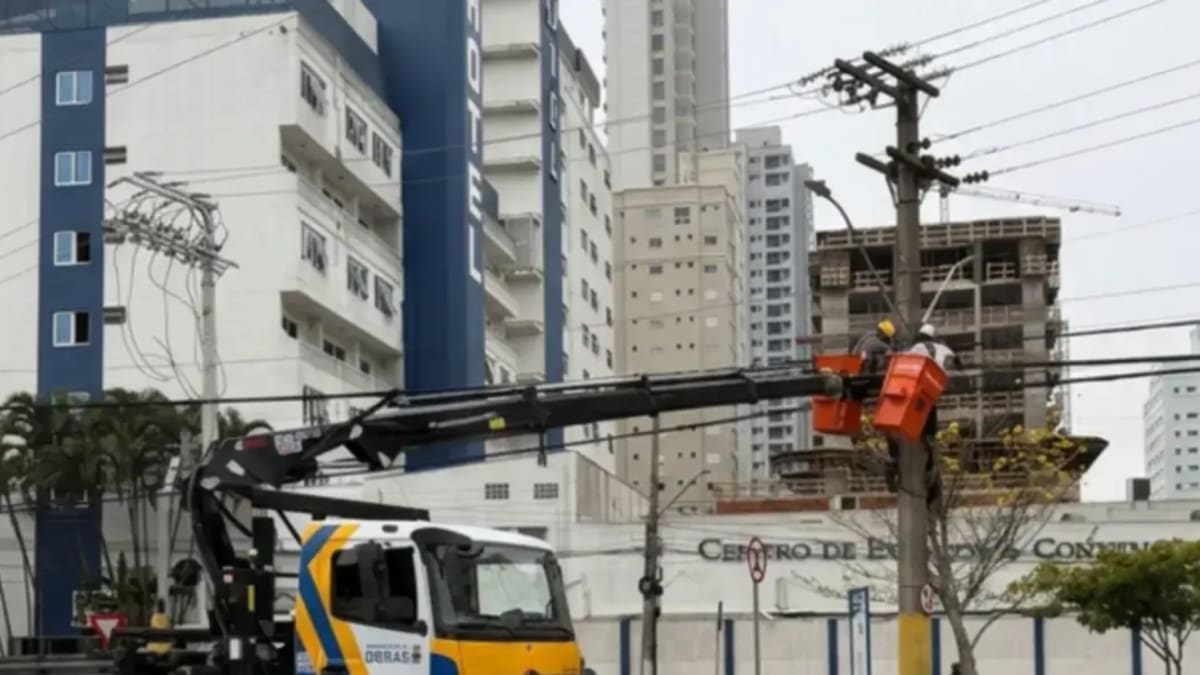 Itajaí avança na remoção de fios inoperantes para melhorar a paisagem urbana