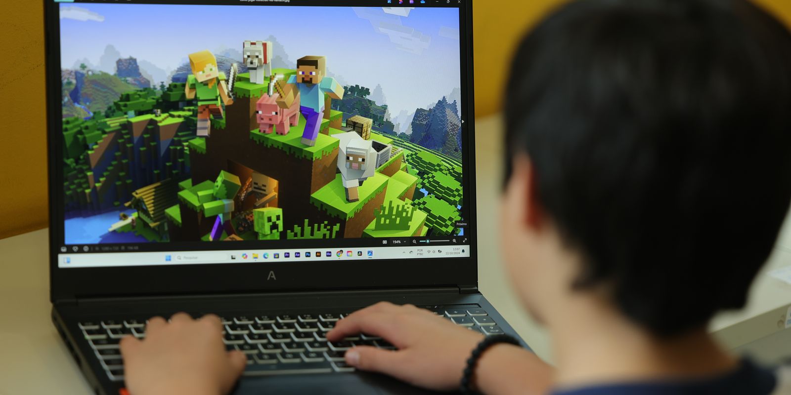 Escolas brasileiras ampliam debates sobre tecnologia e saúde mental