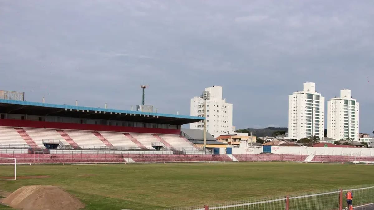 Iniciada manutenção do gramado do Estádio Municipal Vidal Ramos Júnior em Lages para calendário esportivo