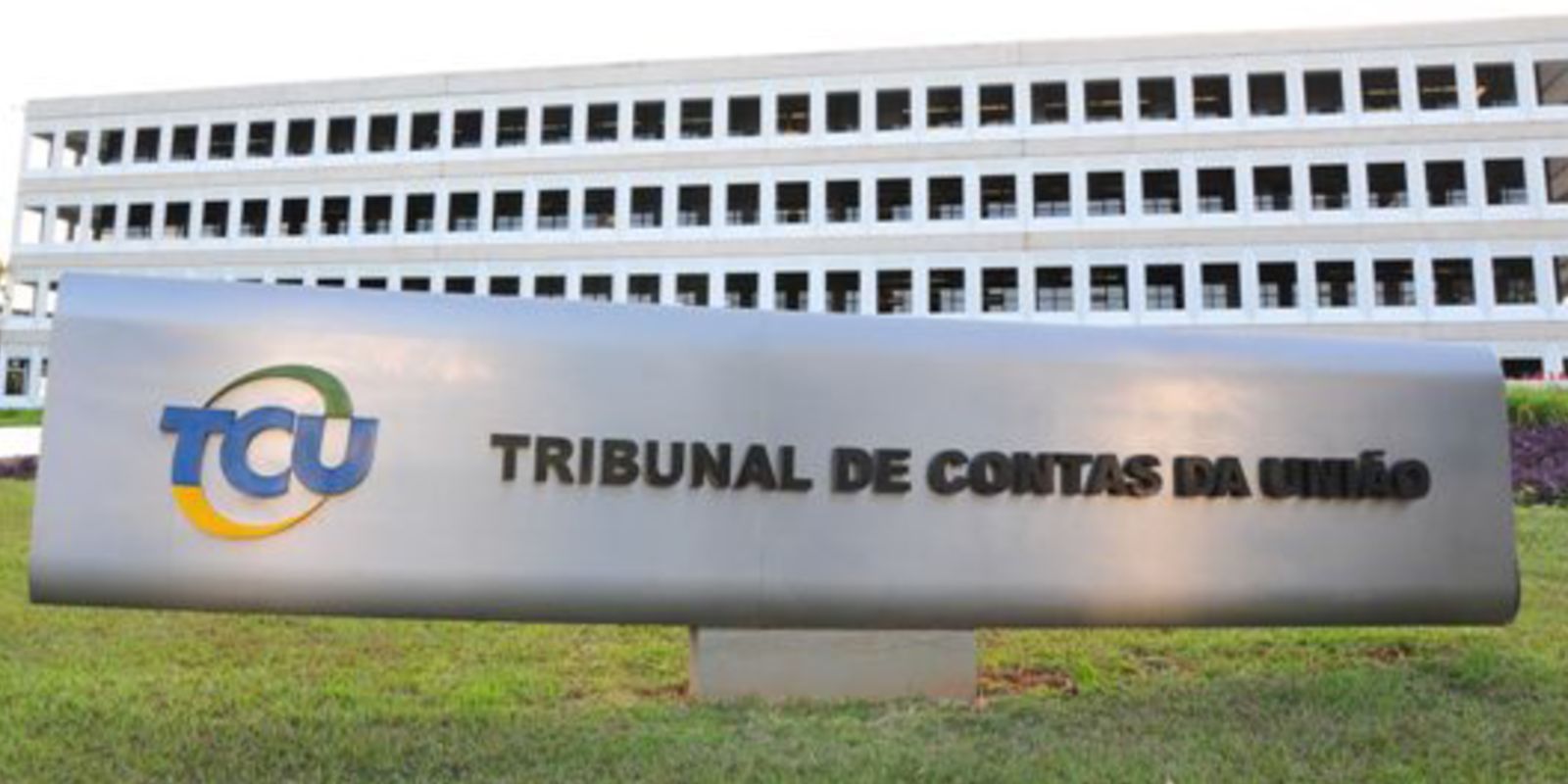 TCU entrega lista de contas irregulares para Justiça Eleitoral