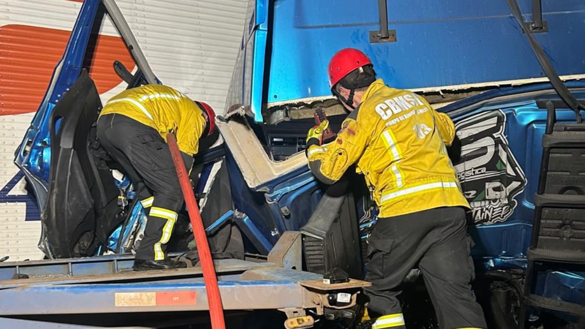 Motorista fica preso na cabine de caminhão após colisão em rodovia de Garuva