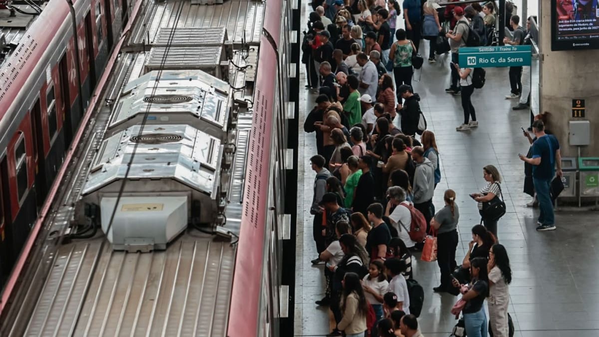 Greve dos trabalhadores da CPTM paralisa parcialmente linhas de trem em São Paulo e afeta cerca de 1 milhão de pessoas