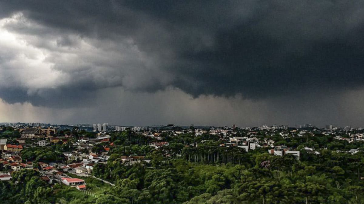 Ciclone extratropical provoca chuvas fortes e ventos de até 90 km/h no Paraná a partir desta quinta - feira