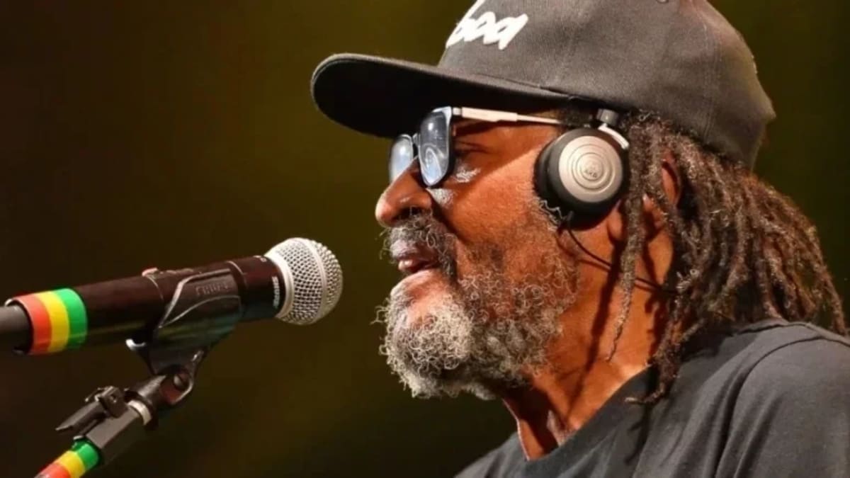 Cantor Edson Gomes segue internado em Feira de Santana após mal-estar pós-show em Salvador