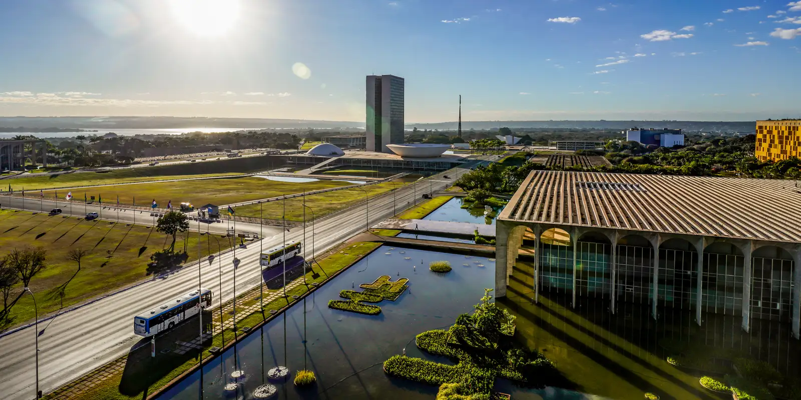 Brasil rebaixa relações com Argentina após ataques de Milei