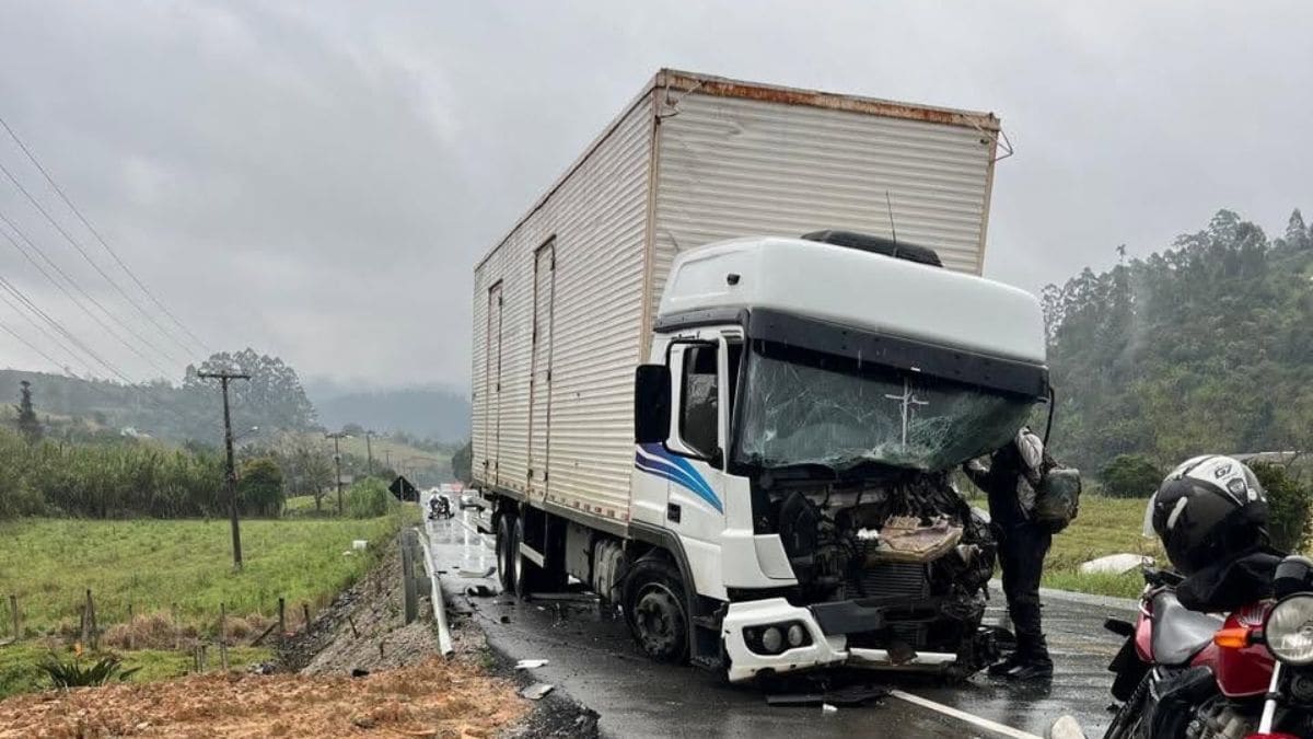 Motorista fica preso às ferragens após acidente na Santa Catarina-350 entre Aurora e Rio do Sul