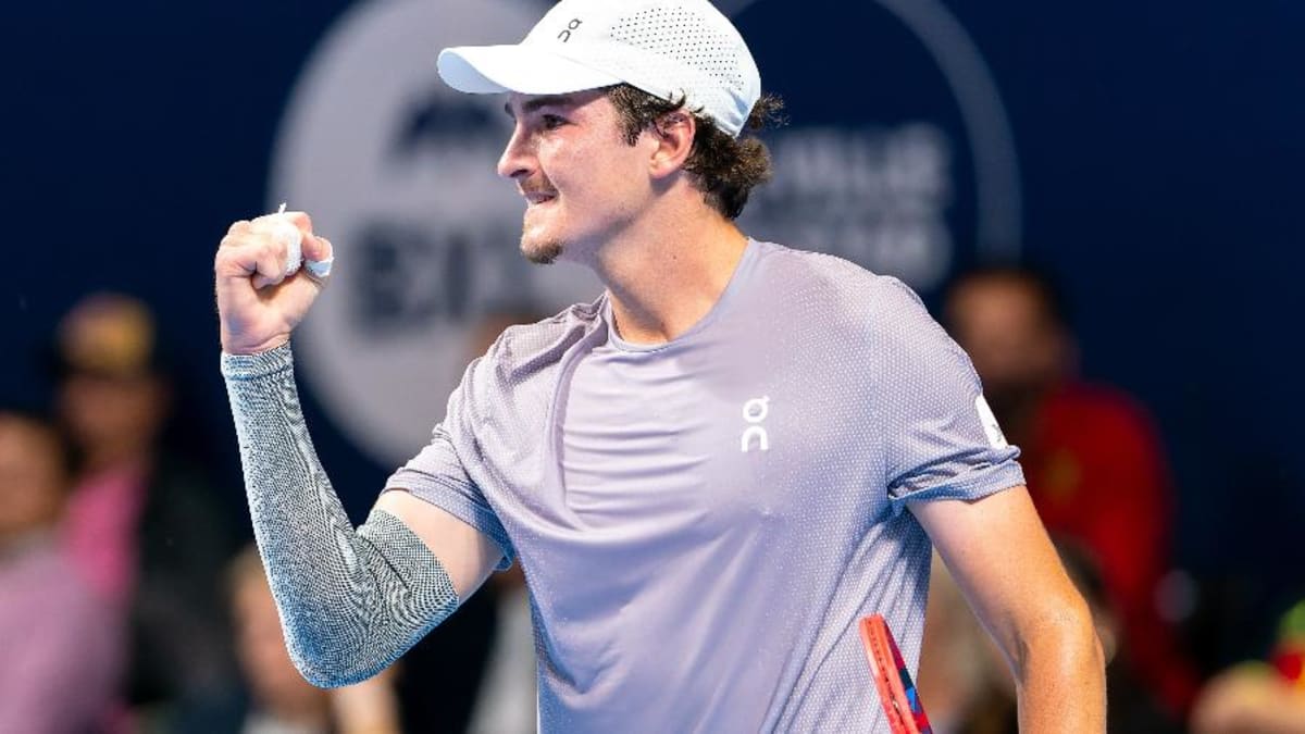 João Fonseca vence Stefanos Tsitsipas na estreia do Masters 1000 de Montreal