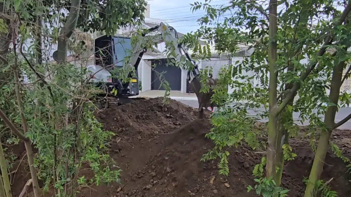 Obras na Avenida Getúlio Vargas em Tubarão reforçam margem do Rio Tubarão para conter erosão