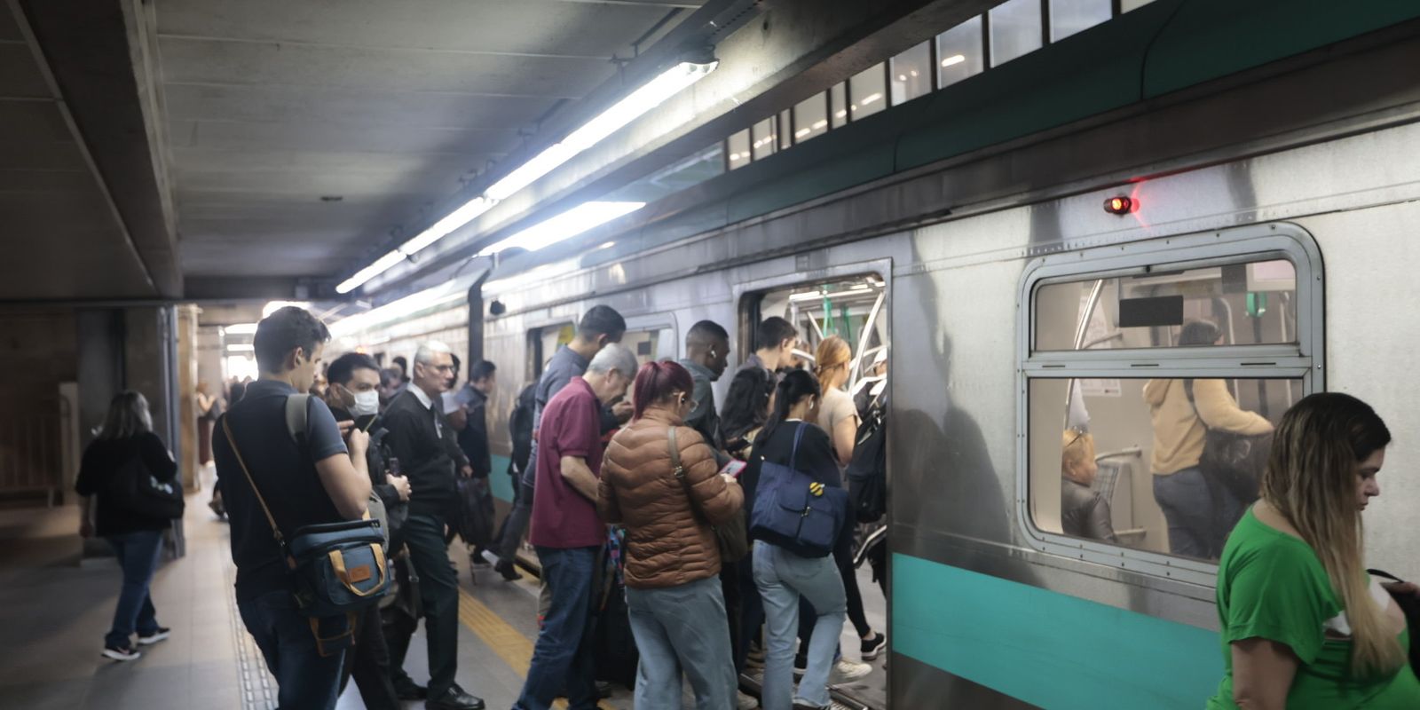 Trabalhadores da CPTM suspendem greve após acordo