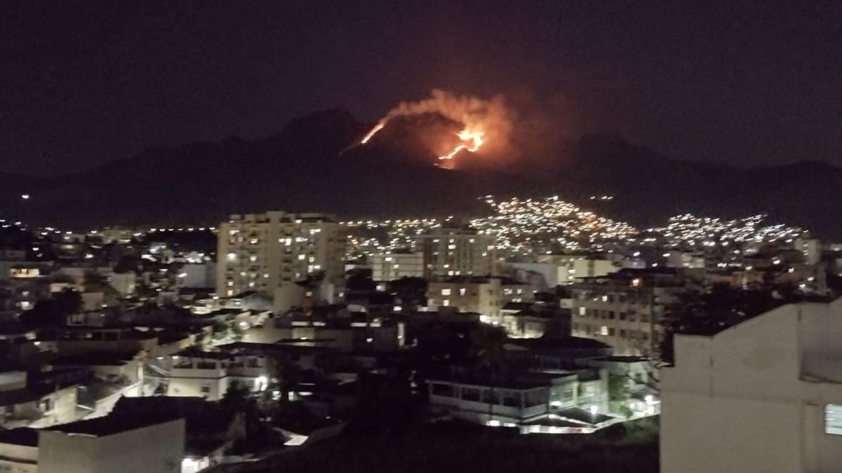 Incêndio atinge área de mata na serra da Grajaú-Jacarepaguá, Zona Norte do Rio
