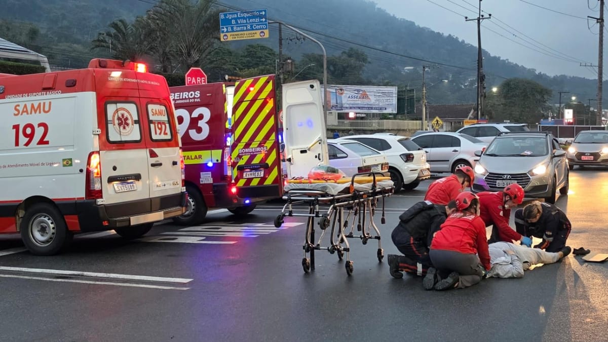 Motociclista fica ferida em colisão no estacionamento de Jaraguá do Sul