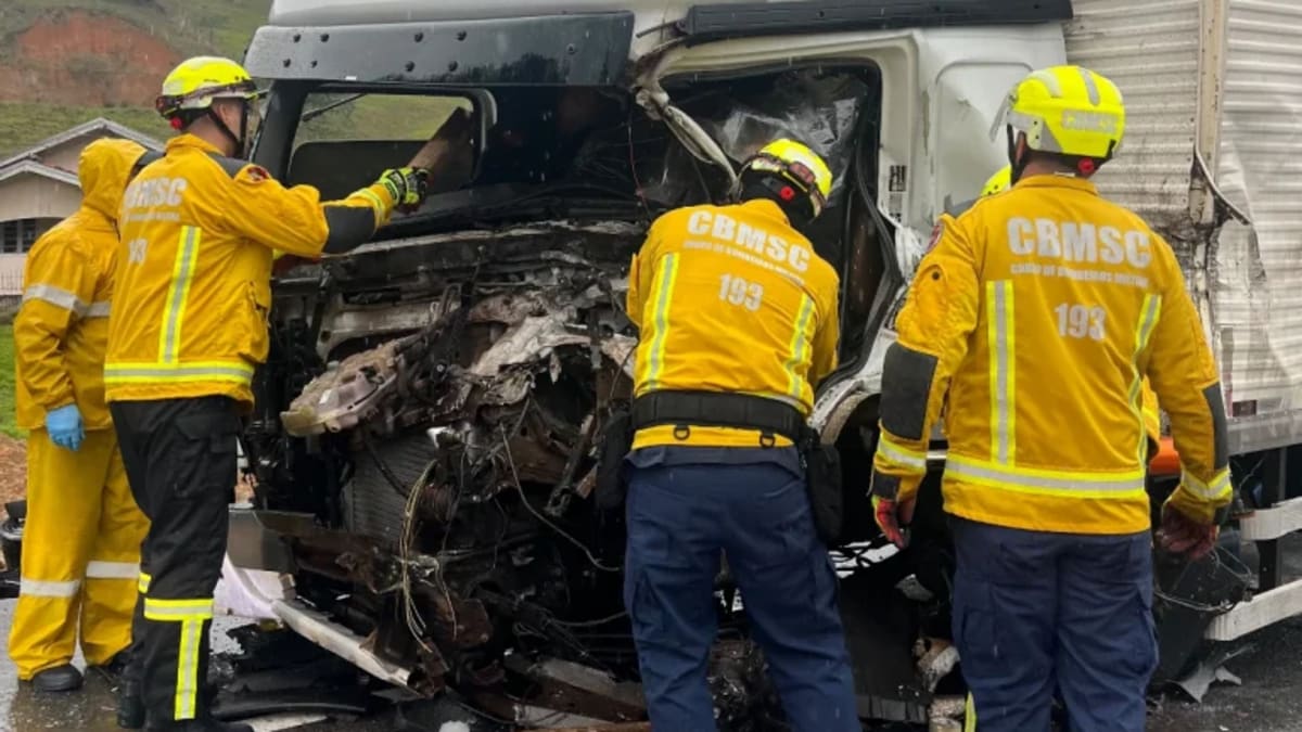 Colisão entre quatro caminhões fere motorista na SC-350 em Rio do Sul