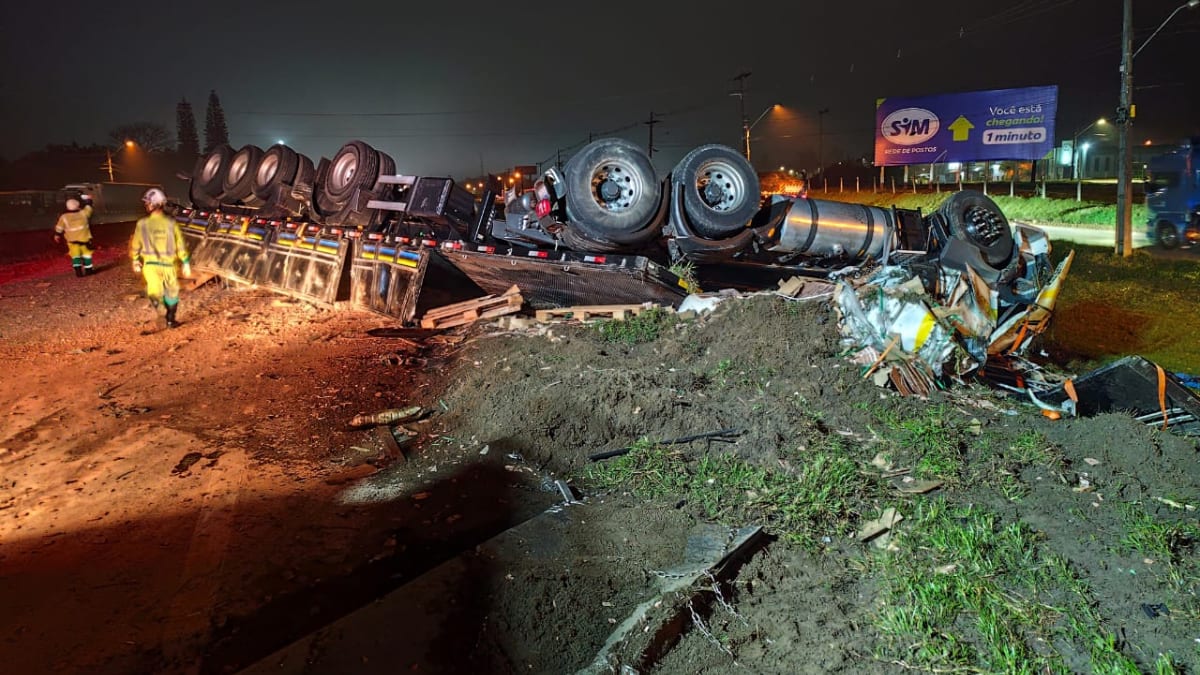 Acidente entre caminhões bloqueia BR-101 Norte em Araquari e deixa um motorista morto