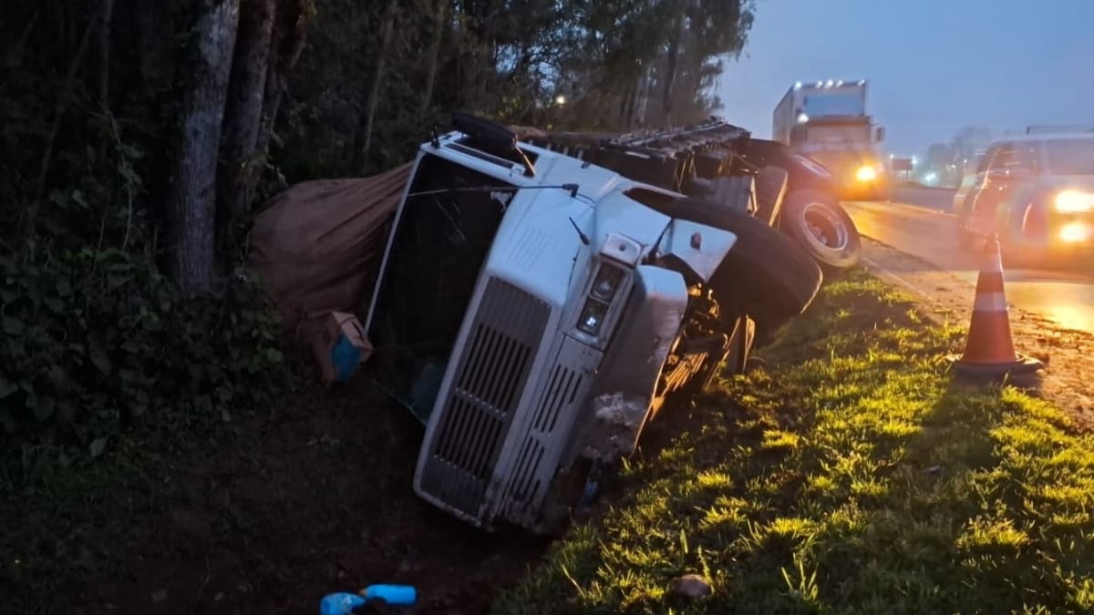 Caminhão carregado com produtos de limpeza sofre acidente em Caxias do Sul e causa lentidão no trânsito