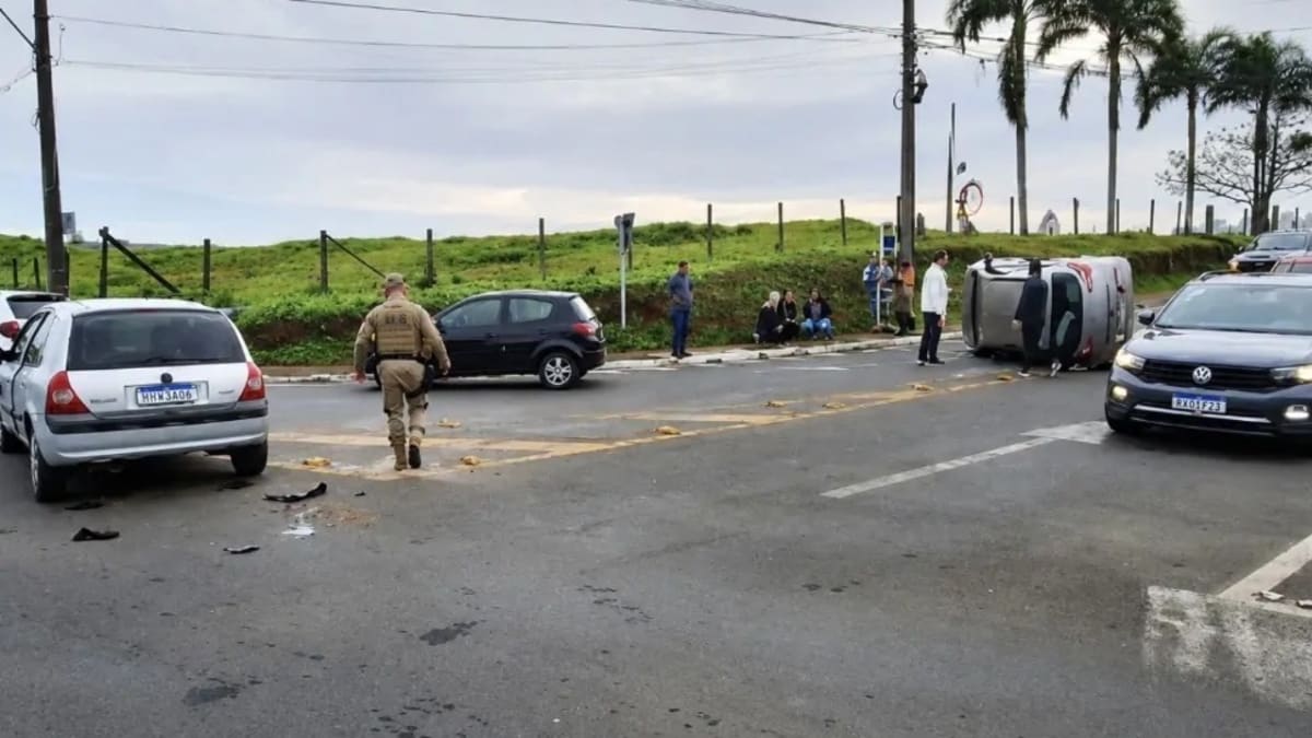 Colisão entre carros deixa homem ferido e veículo capotado em Criciúma