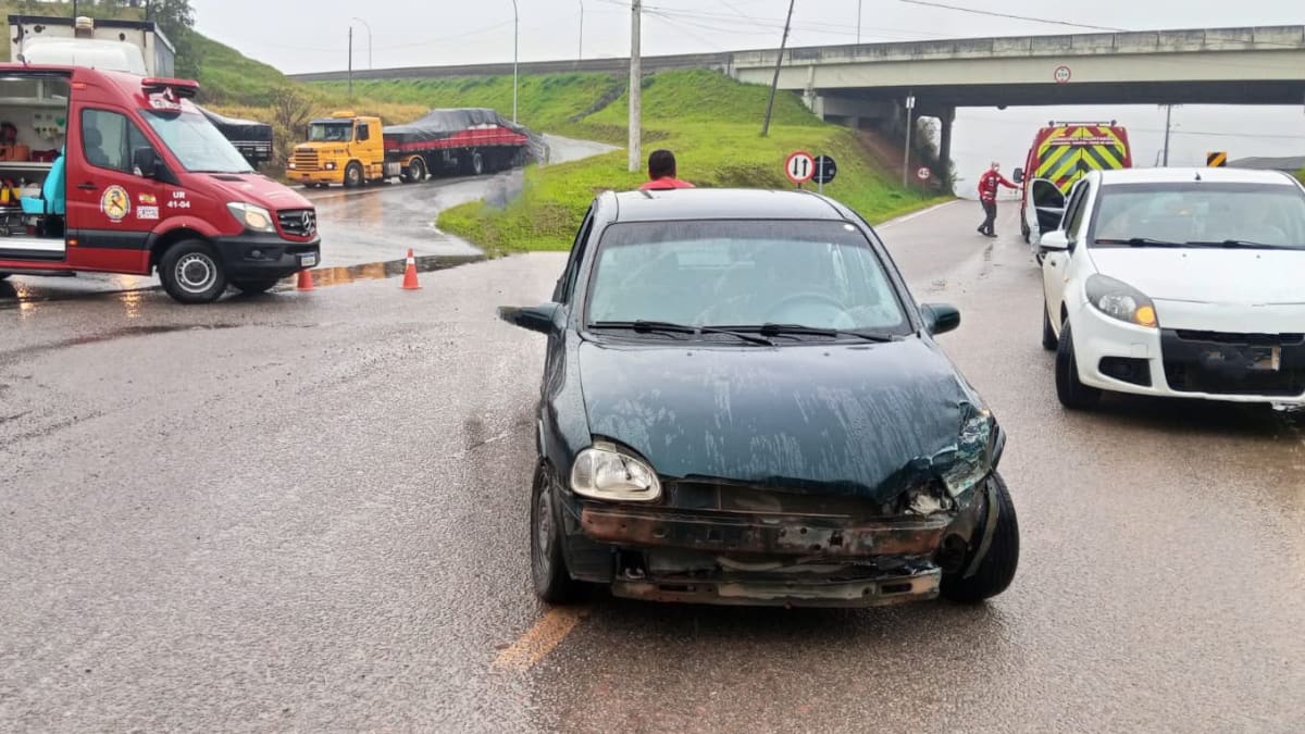 Três ficam feridos em colisão na Rodovia dos Imigrantes, em Sangão