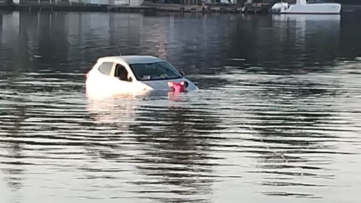 Carro é resgatado de lagoa em Florianópolis sem ocupantes