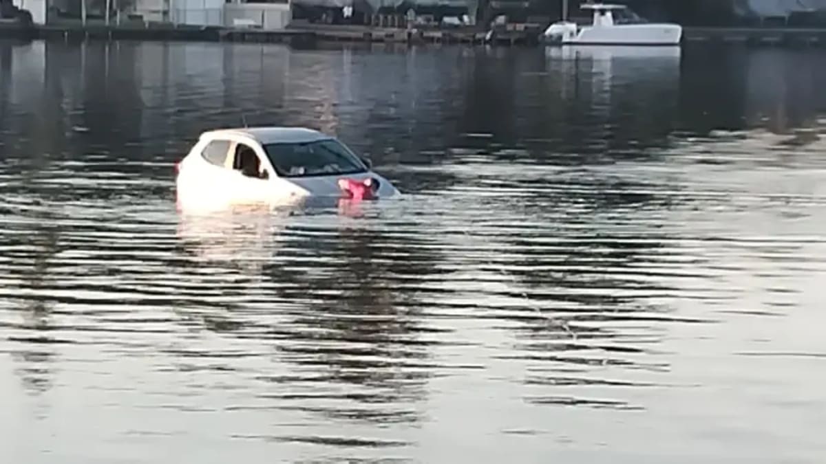 Bombeiros resgatam carro submerso na Lagoa da Conceição, Florianópolis