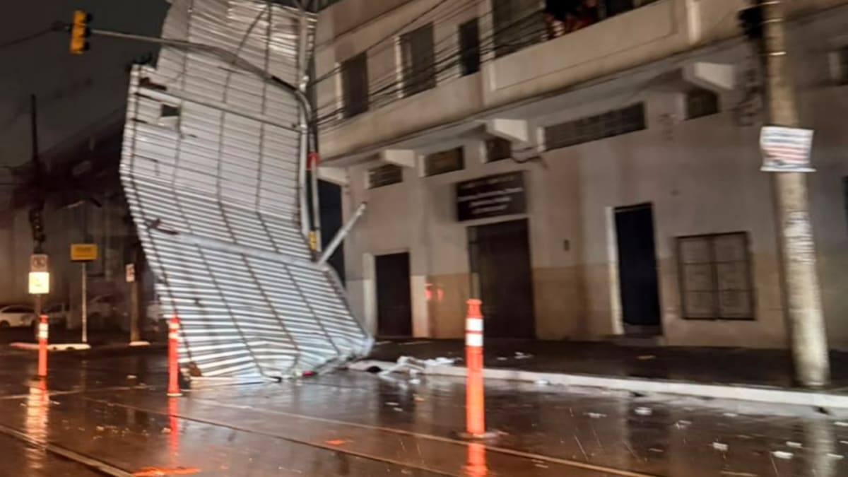 Temporal em Porto Alegre provoca destelhamentos e queda de árvores com ventos de até 120 km/h