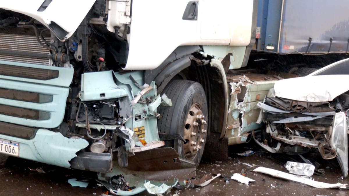 Casal fica ferido após carro ser prensado entre caminhão e mureta no Trevo Cataratas, em Cascavel