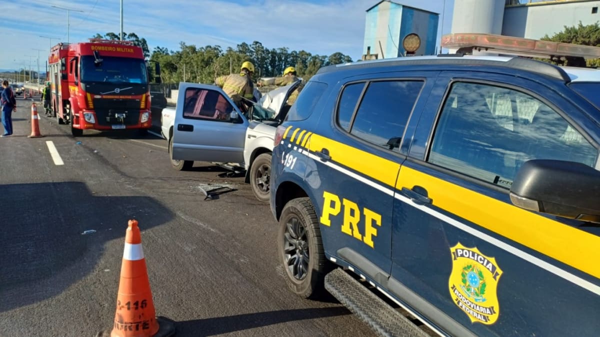 Homem morre em colisão na BR-116 em Esteio envolvendo caminhonete e caminhão