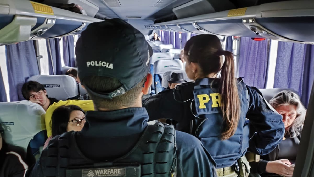 PRF realiza ação de conscientização contra violência à mulher no transporte coletivo durante Agosto Lilás
