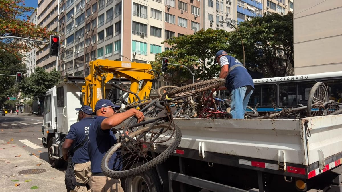Operação remove 40 carcaças de bicicletas abandonadas em Copacabana