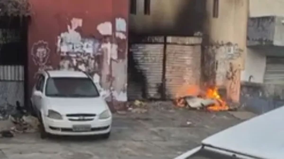 Incêndio atinge prédio abandonado na Baixa de Quintas, em Salvador