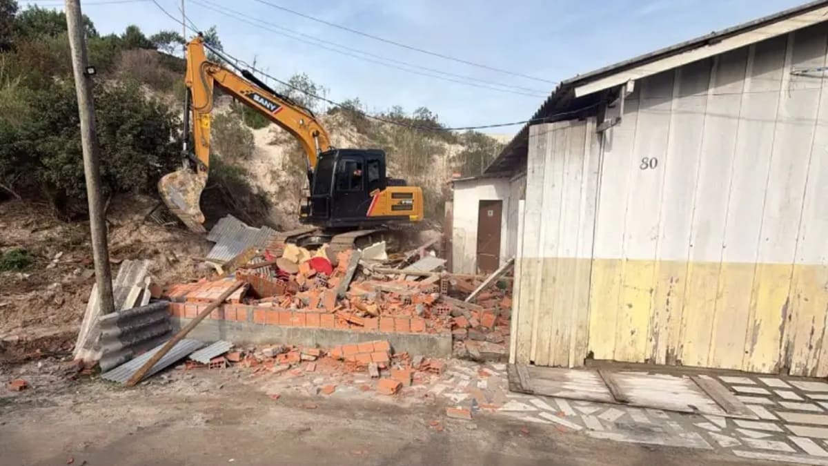 Operação Solo Legal demole seis construções irregulares em Florianópolis