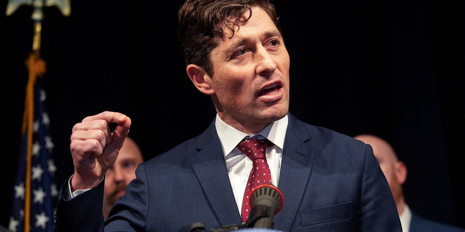 Agentes do ICE deixam Minneapolis após conversa entre prefeito e Trump