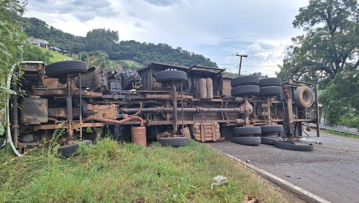 Motorista morre após caminhão tombar e bater contra barranco em rodovia de SC