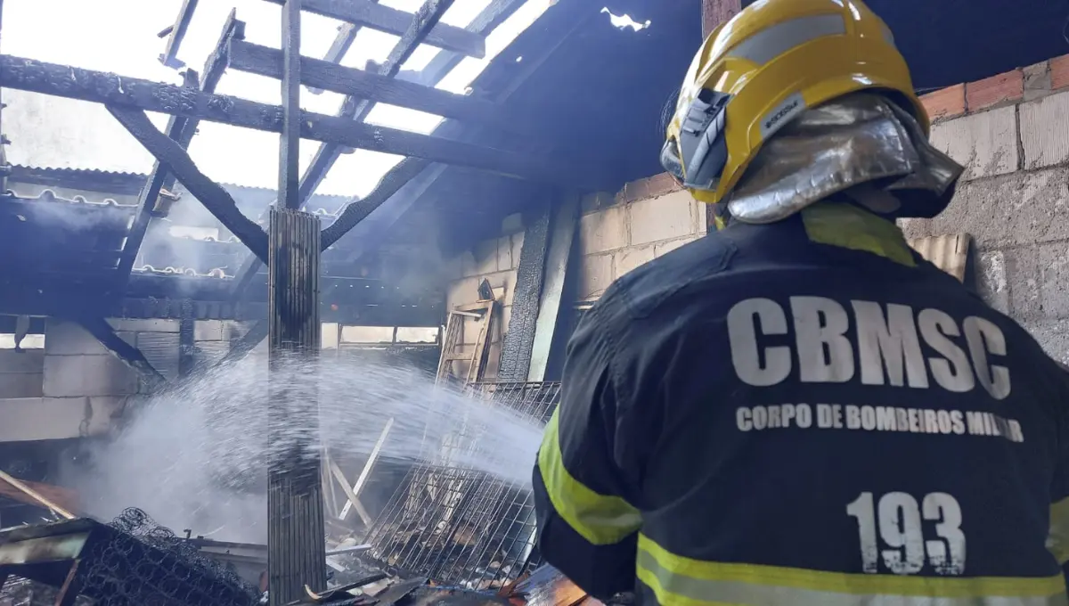 Incêndio destrói área de armazenamento em prédio de Blumenau