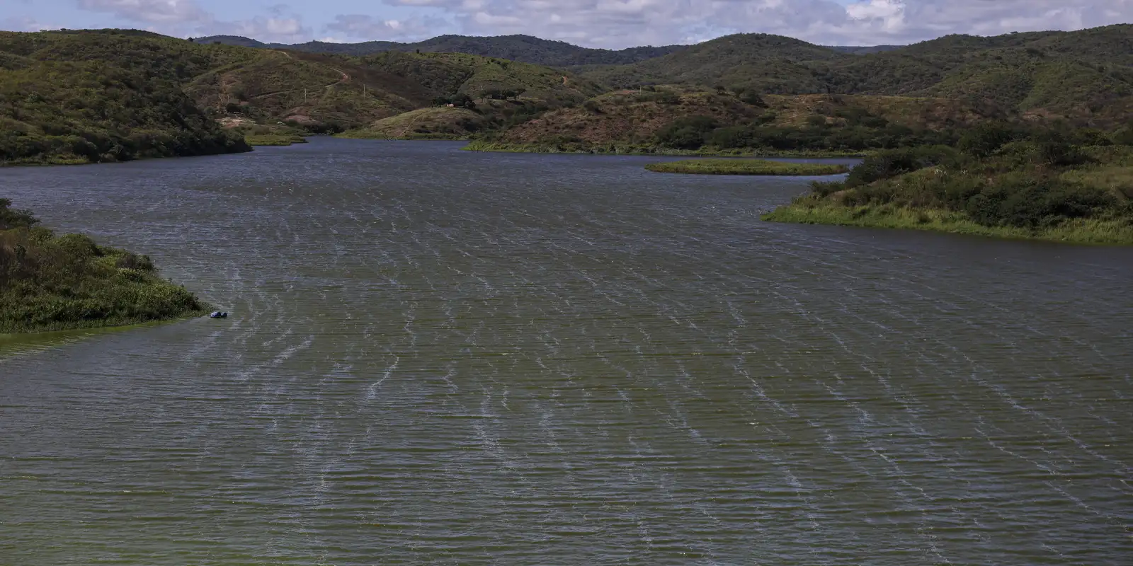 Rio São Francisco sobe e causa alagamentos em cidades de MG e BA