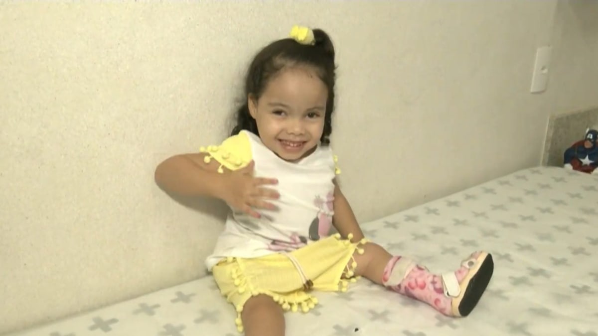 Criança de 3 anos recupera movimento dos pés após cirurgia inovadora no Paraná