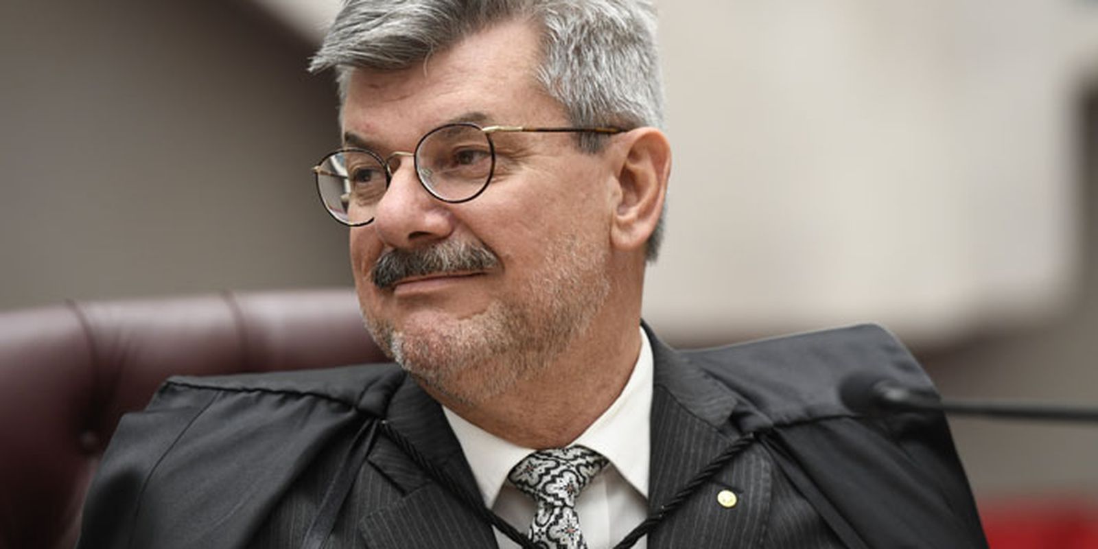 Ministro do STJ apresenta atestado médico e pede afastamento